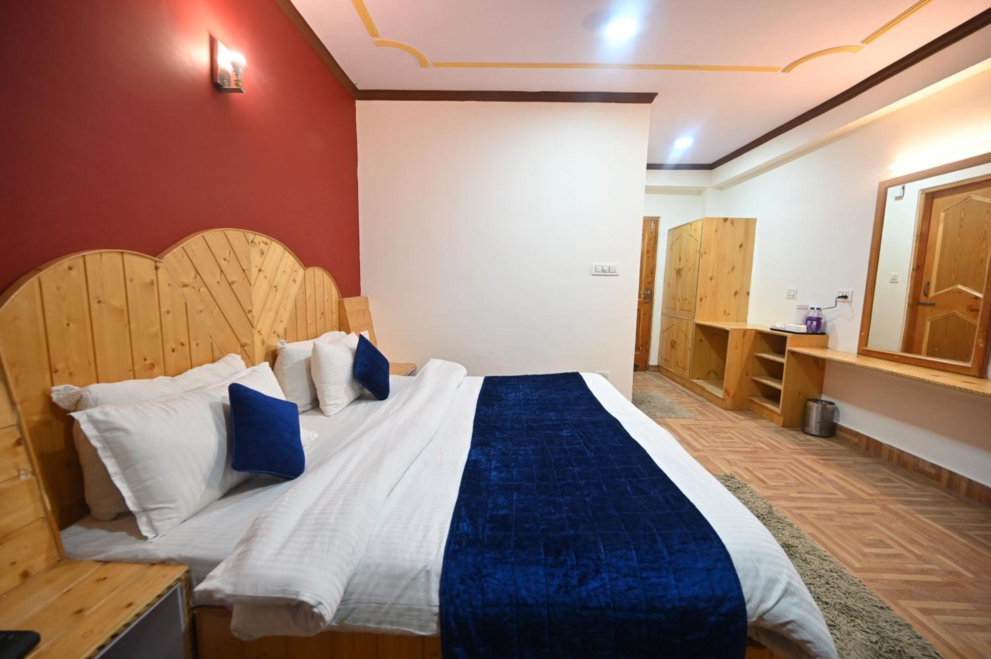 Krishana Cottage A Pure Veg !!!300 M From Hadimba Temple!!!Balcony Rooms!!!Veg Restaurant!!!Couple Friendly!!!Family Cottage!!! Manali  Bagian luar foto