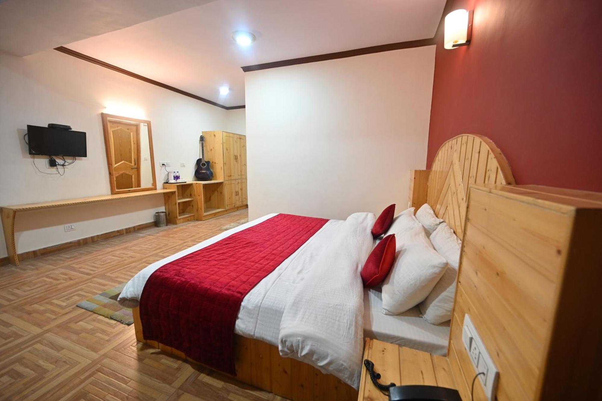 Krishana Cottage A Pure Veg !!!300 M From Hadimba Temple!!!Balcony Rooms!!!Veg Restaurant!!!Couple Friendly!!!Family Cottage!!! Manali  Bagian luar foto