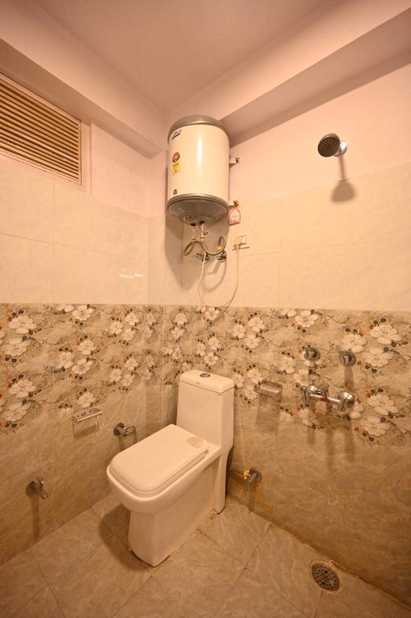 Krishana Cottage A Pure Veg !!!300 M From Hadimba Temple!!!Balcony Rooms!!!Veg Restaurant!!!Couple Friendly!!!Family Cottage!!! Manali  Bagian luar foto