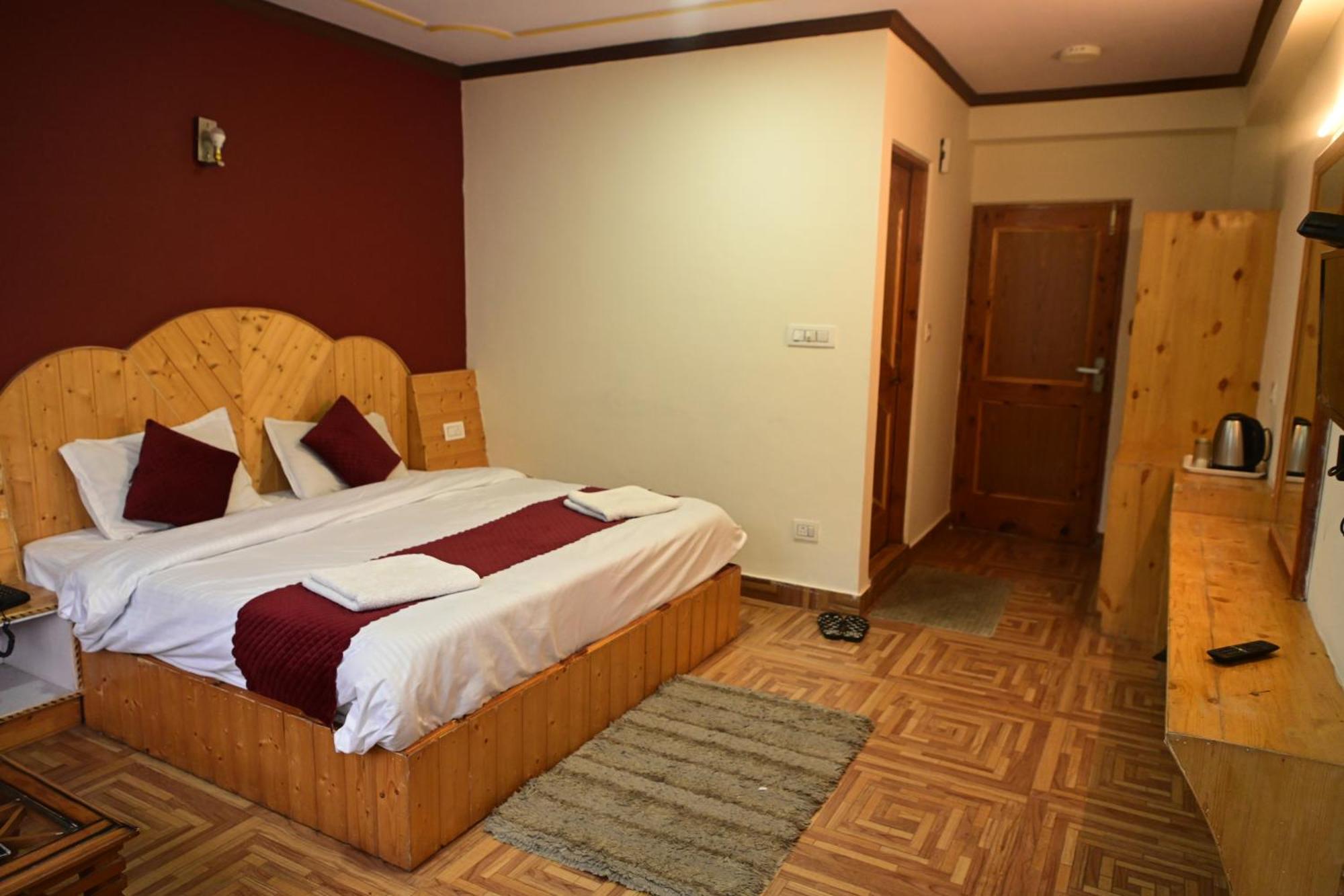 Krishana Cottage A Pure Veg !!!300 M From Hadimba Temple!!!Balcony Rooms!!!Veg Restaurant!!!Couple Friendly!!!Family Cottage!!! Manali  Bagian luar foto