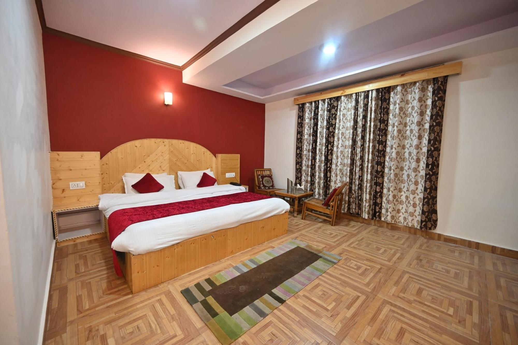 Krishana Cottage A Pure Veg !!!300 M From Hadimba Temple!!!Balcony Rooms!!!Veg Restaurant!!!Couple Friendly!!!Family Cottage!!! Manali  Bagian luar foto