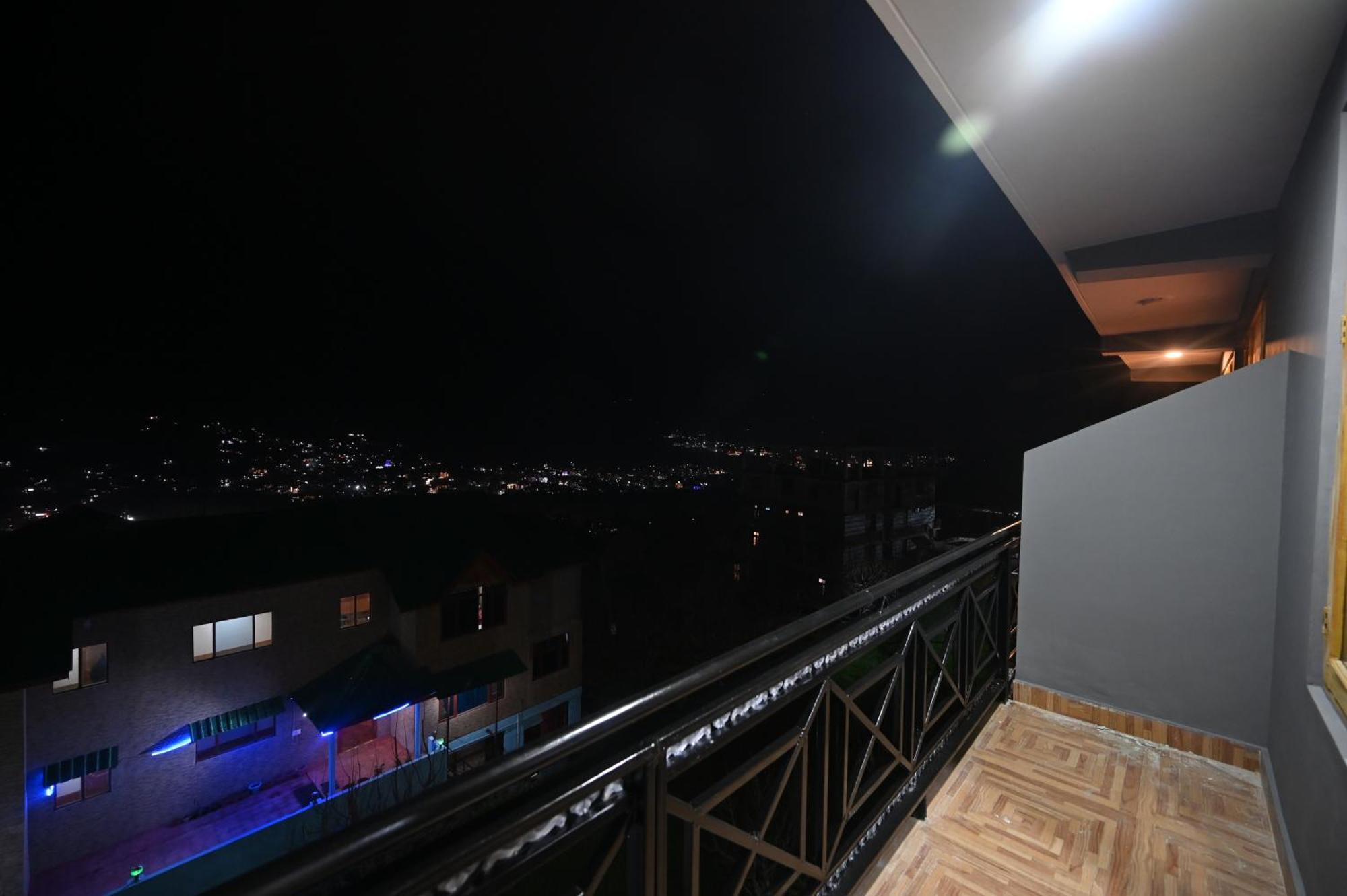 Krishana Cottage A Pure Veg !!!300 M From Hadimba Temple!!!Balcony Rooms!!!Veg Restaurant!!!Couple Friendly!!!Family Cottage!!! Manali  Bagian luar foto