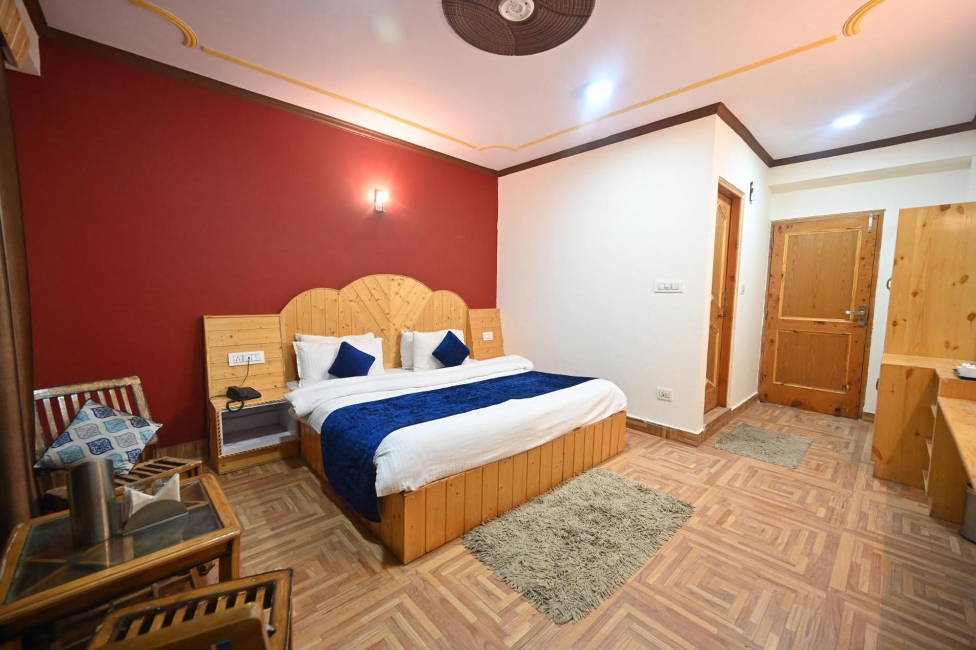Krishana Cottage A Pure Veg !!!300 M From Hadimba Temple!!!Balcony Rooms!!!Veg Restaurant!!!Couple Friendly!!!Family Cottage!!! Manali  Bagian luar foto