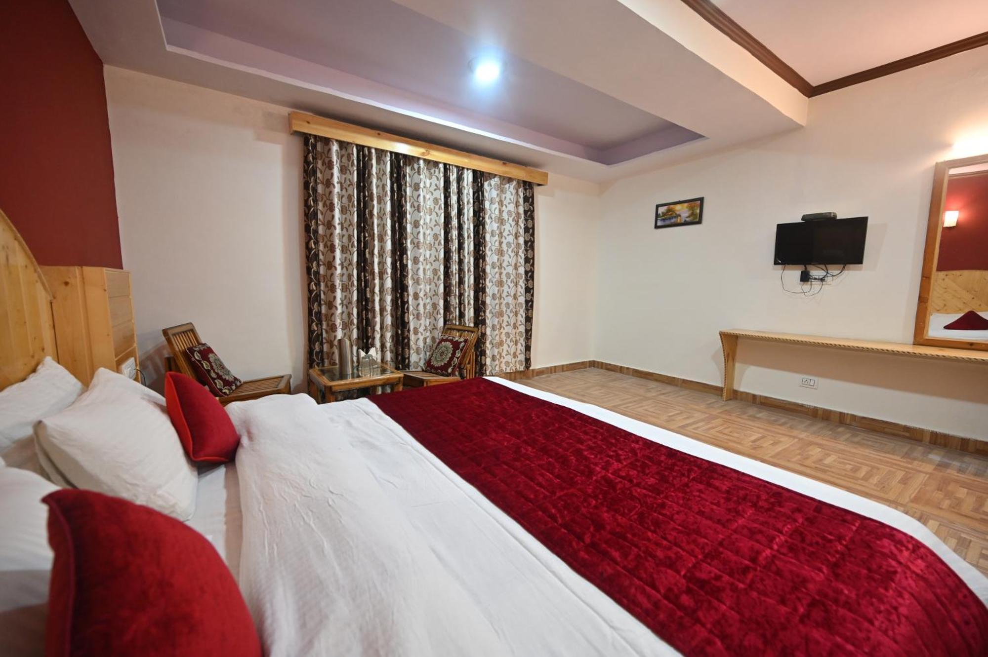Krishana Cottage A Pure Veg !!!300 M From Hadimba Temple!!!Balcony Rooms!!!Veg Restaurant!!!Couple Friendly!!!Family Cottage!!! Manali  Bagian luar foto