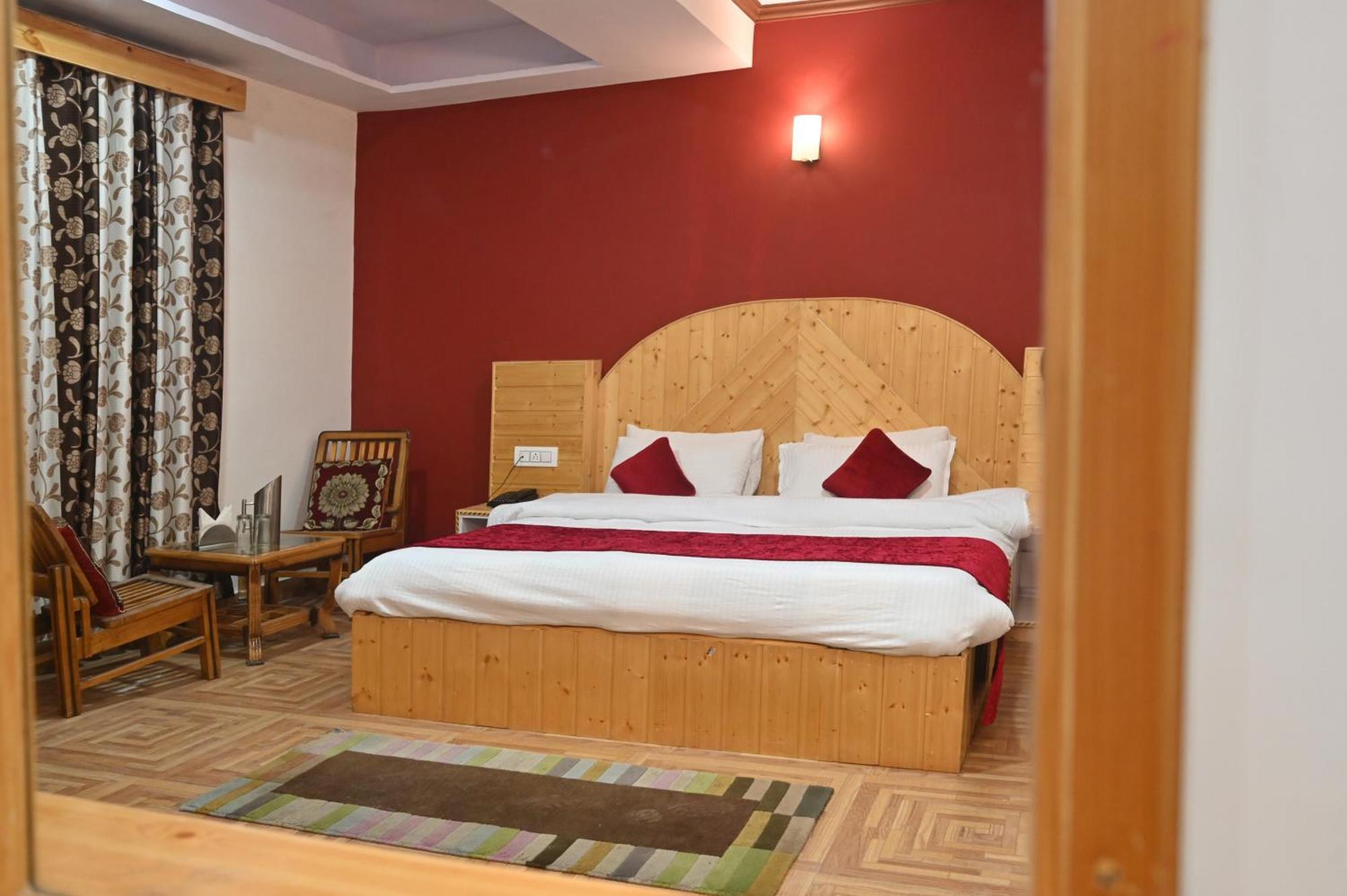 Krishana Cottage A Pure Veg !!!300 M From Hadimba Temple!!!Balcony Rooms!!!Veg Restaurant!!!Couple Friendly!!!Family Cottage!!! Manali  Bagian luar foto