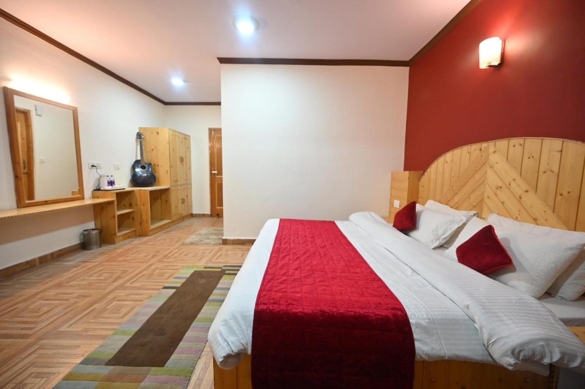 Krishana Cottage A Pure Veg !!!300 M From Hadimba Temple!!!Balcony Rooms!!!Veg Restaurant!!!Couple Friendly!!!Family Cottage!!! Manali  Bagian luar foto