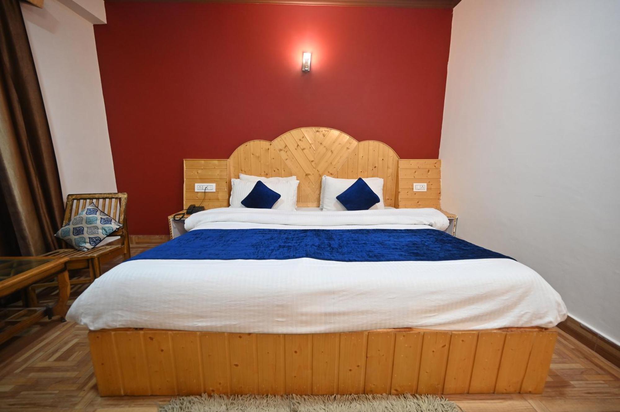 Krishana Cottage A Pure Veg !!!300 M From Hadimba Temple!!!Balcony Rooms!!!Veg Restaurant!!!Couple Friendly!!!Family Cottage!!! Manali  Bagian luar foto