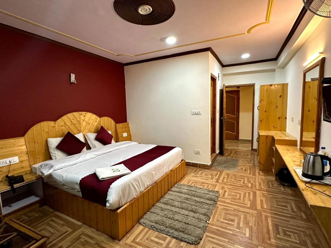Krishana Cottage A Pure Veg !!!300 M From Hadimba Temple!!!Balcony Rooms!!!Veg Restaurant!!!Couple Friendly!!!Family Cottage!!! Manali  Ruang foto