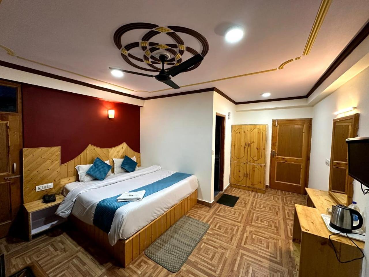 Krishana Cottage A Pure Veg !!!300 M From Hadimba Temple!!!Balcony Rooms!!!Veg Restaurant!!!Couple Friendly!!!Family Cottage!!! Manali  Bagian luar foto