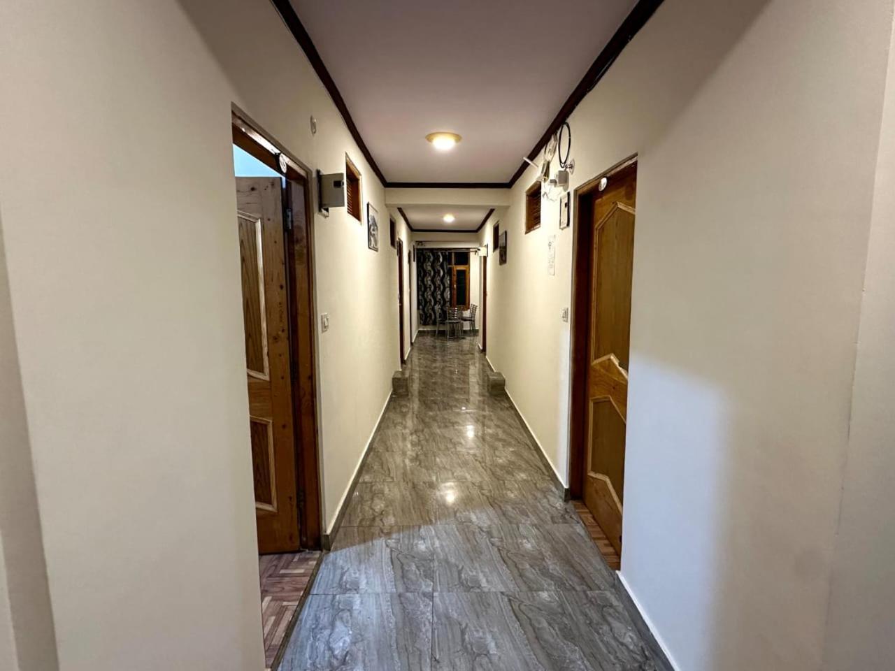 Krishana Cottage A Pure Veg !!!300 M From Hadimba Temple!!!Balcony Rooms!!!Veg Restaurant!!!Couple Friendly!!!Family Cottage!!! Manali  Bagian luar foto