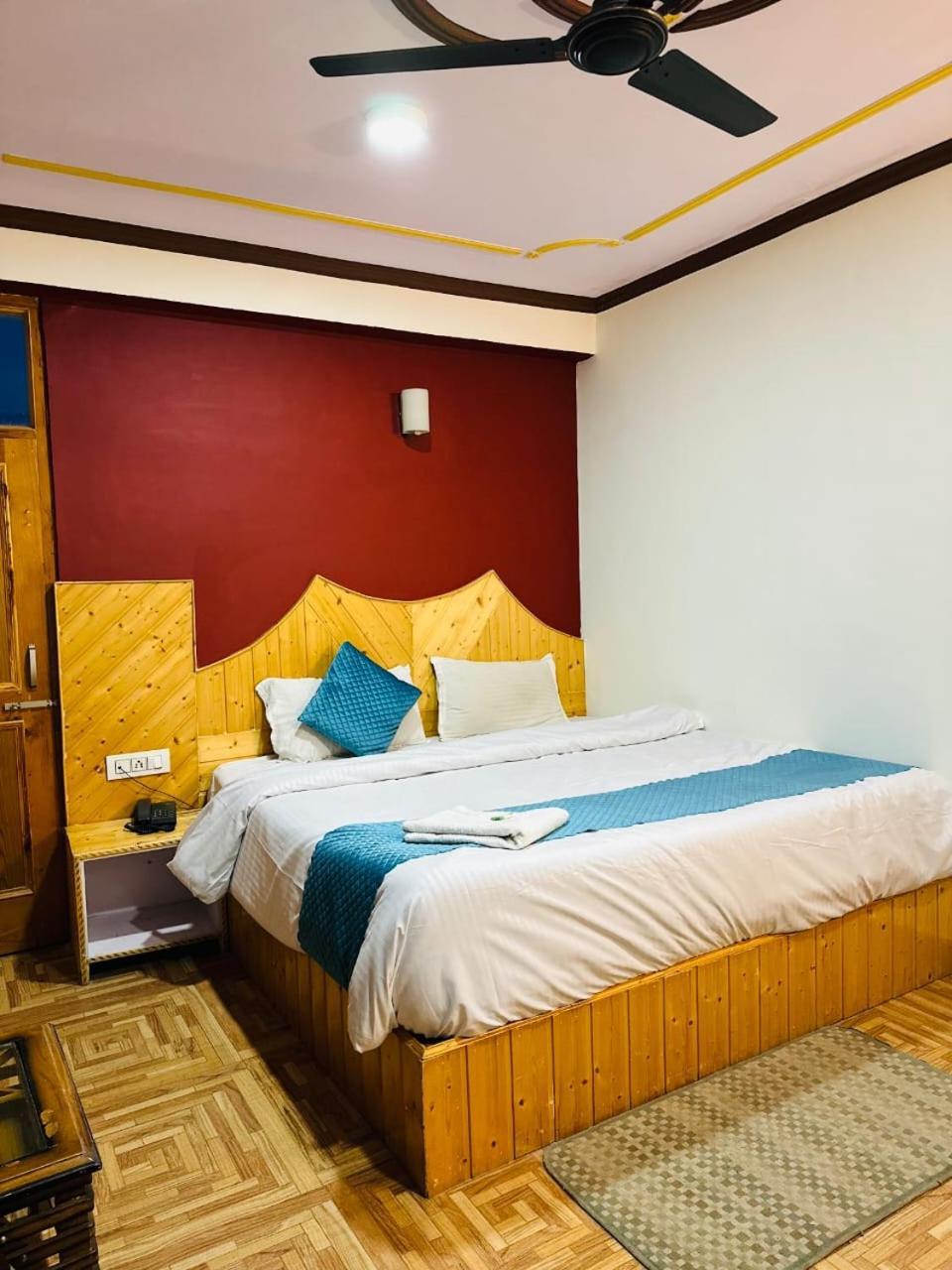 Krishana Cottage A Pure Veg !!!300 M From Hadimba Temple!!!Balcony Rooms!!!Veg Restaurant!!!Couple Friendly!!!Family Cottage!!! Manali  Bagian luar foto